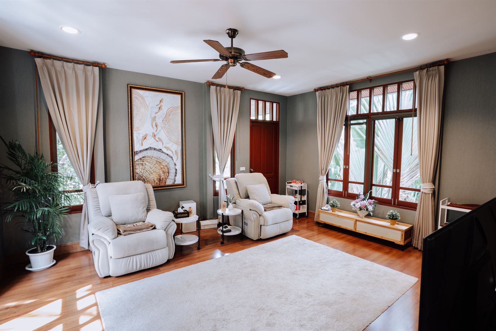 Private treatment suite with recliners